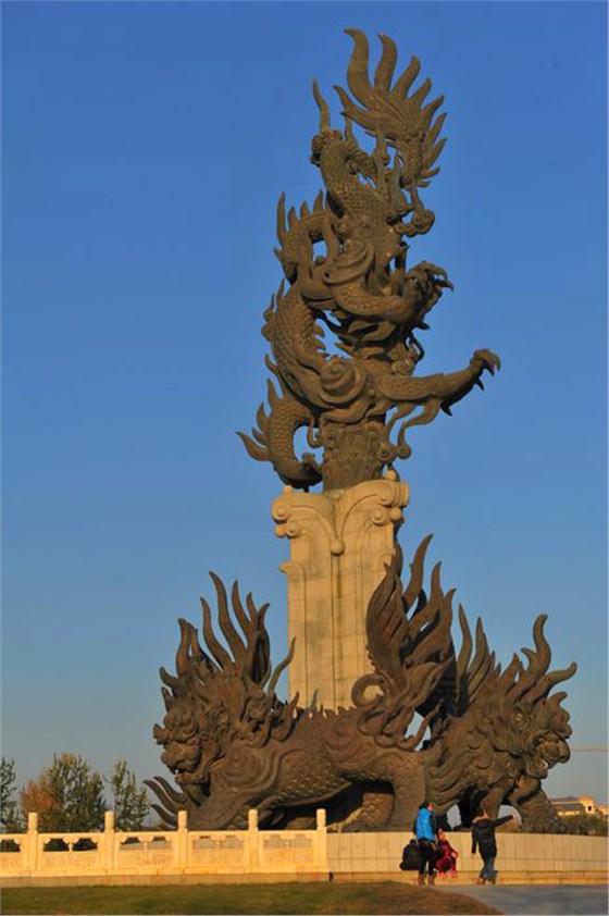 城市景觀雕塑大作 龍雕塑與銅麒麟的完美結(jié)合