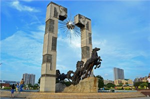 深圳《龍馬精神》大型城市廣場雕塑（38米）