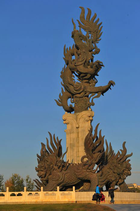 城市景觀雕塑大作 龍雕塑與銅麒麟的完美結(jié)合