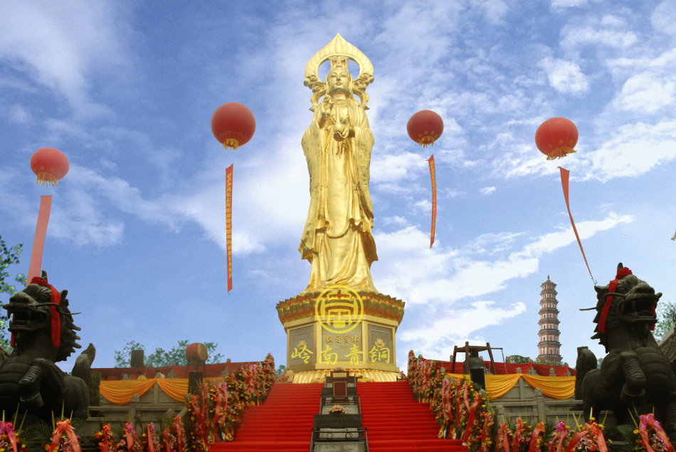 番禺蓮花山貼金觀(guān)音巨型佛像（36.8米）