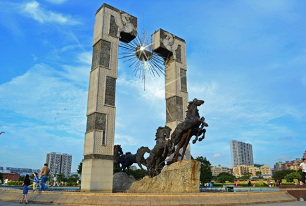 深圳《龍馬精神》大型城市廣場(chǎng)雕塑（38米）