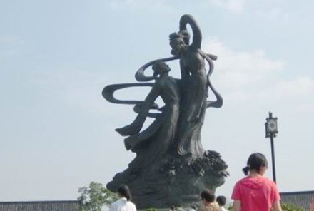 江西《夢(mèng)園》大型城市雕塑（16米）